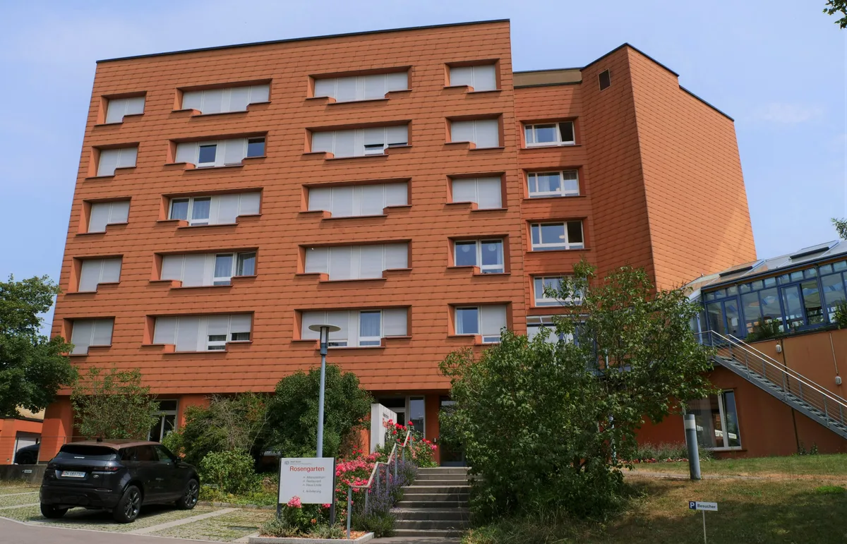 Ein oranges Hochhaus.